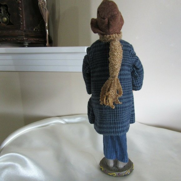 Christmas Caroler     - - Picture 9 of 11